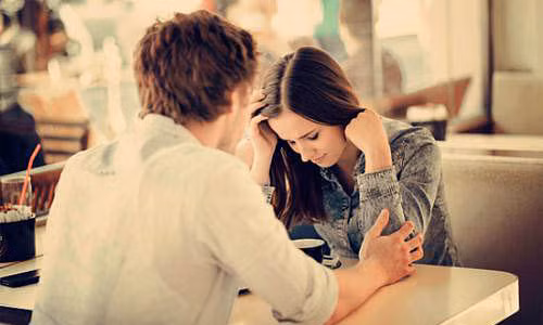 Ban trai lo hen, co gai tim nguoi tinh cu de lam chuyen nay trong dem