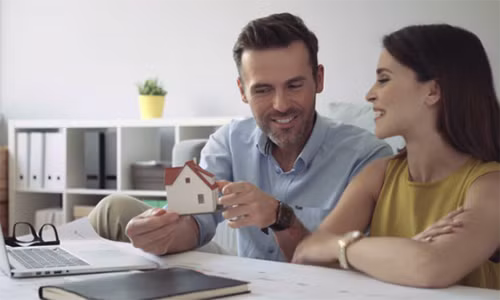 Anh được một thằng bạn trong hội bộ đôi giới thiệu cho một cô bạn có chồng đi xuất khẩu lao động, cũng có nhu cầu giống Hưng. (Ảnh minh họa)