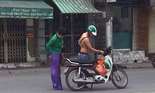 Chuyen tai xe Grab Bike coi ao cho khach mac sieu de thuong