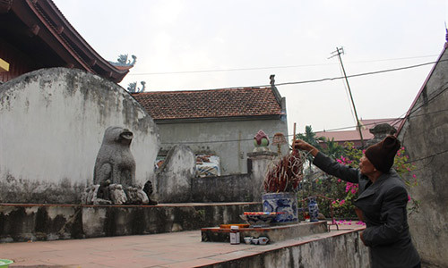 Cụ Chu Bá Đàm thắp hương Đức Hoàng Thạch.