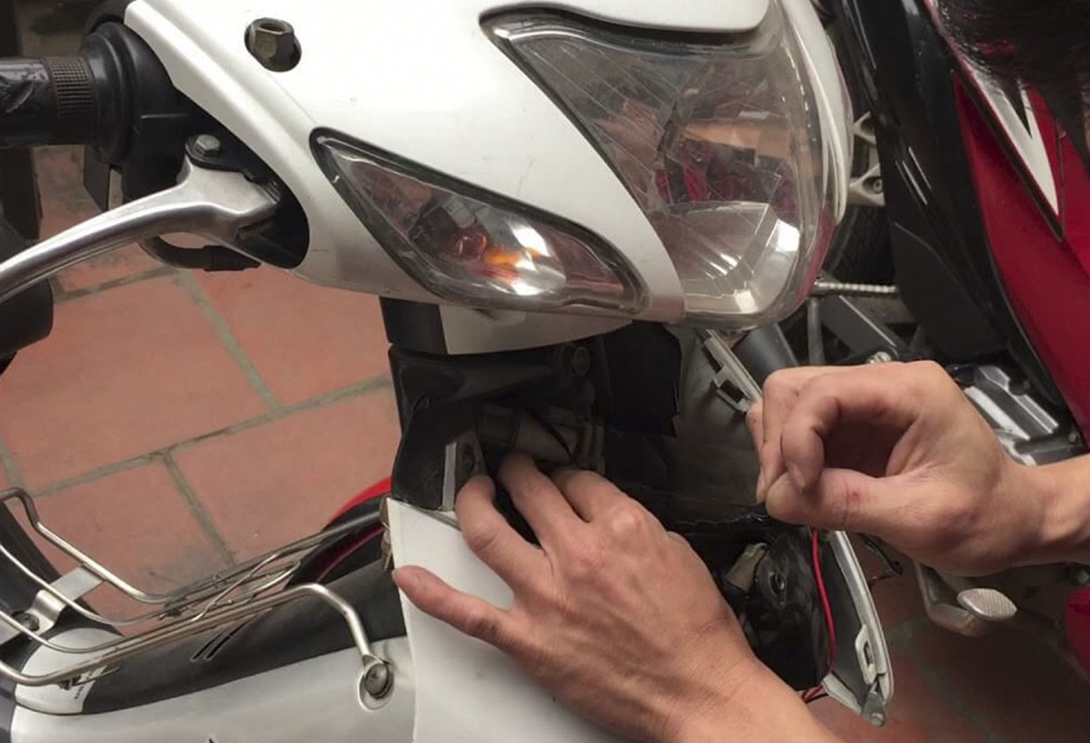 Thiết bị được kết nối với ắc quy, gắn bí mật ở phần đầu xe. Ảnh minh họa