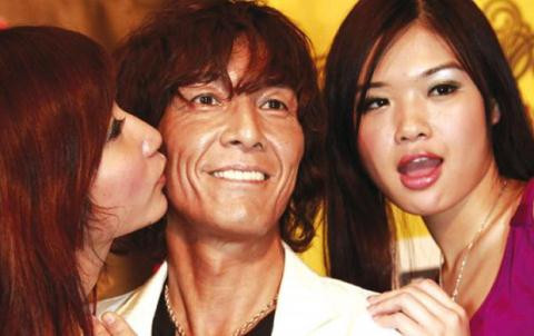 Nam dien vien 18+ Nhat Ban tiet lo nhung su that giat minh