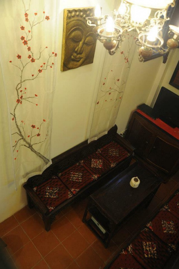 Không chỉ hạnh phúc, vợ chồng Ánh Tuyết còn sở hữu nhiều ngôi nhà. Bên cạnh ngôi nhà đang ở, mới đây ca sĩ Ánh Tuyết còn khoe không gian một ngôi nhà mà cô đang cho người nước ngoài thuê tại Hà Nội. Bên trong không gian nhà ấm cúng, có chút hiện đại pha lẫn sự cổ kính. Nội thất trong nhà chủ yếu làm từ gỗ.