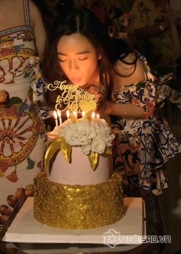 Anh Sa (sinh năm 1995) là con gái Hoa hậu Đền Hùng - Giáng My và chủ tịch một tập đoàn xây dựng nổi tiếng. Mỗi khi xuất hiện cùng mẹ tại các sự kiện giải trí, cô luôn gây ấn tượng với gương mặt xinh đẹp, thần thái rạng rỡ và phong cách thời trang thanh lịch, hiện đại. Tuy nhiên, cuộc sống riêng tư của tiểu thư Anh Sa ít được chia sẻ.