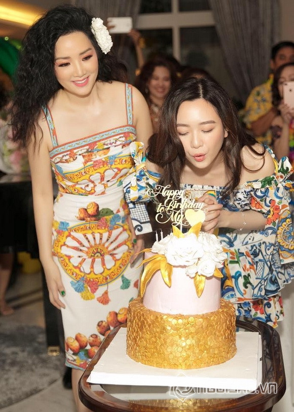 Sở hữu nhan sắc xinh đẹp không kém mẹ, thay vì chọn con đường nghệ thuật, cô lại quyết chí theo sự nghiệp học hành. Lần xuất hiện gây ấn tượng nhất của Anh Sa với truyền thông là dịp sinh nhật 21 tuổi, khi cô về thăm nhà và được mẹ tổ chức một buổi tiệc ấm cúng mừng tuổi mới.