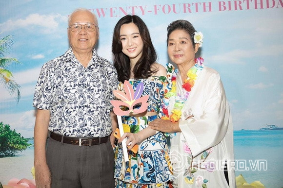 Điều đặc biệt ở tuổi 24, nhan sắc của cô con gái Hoa hậu Giáng My càng hoàn thiện và tỏa hương rạng rỡ hơn trước. Từ dung mạo đến cung cách, Anh Sa không thua kém bất cứ Hoa hậu nào của showbiz Việt. Chỉ tiếc là cô nàng không nối nghiệp mẹ mà chọn con đường học hành.