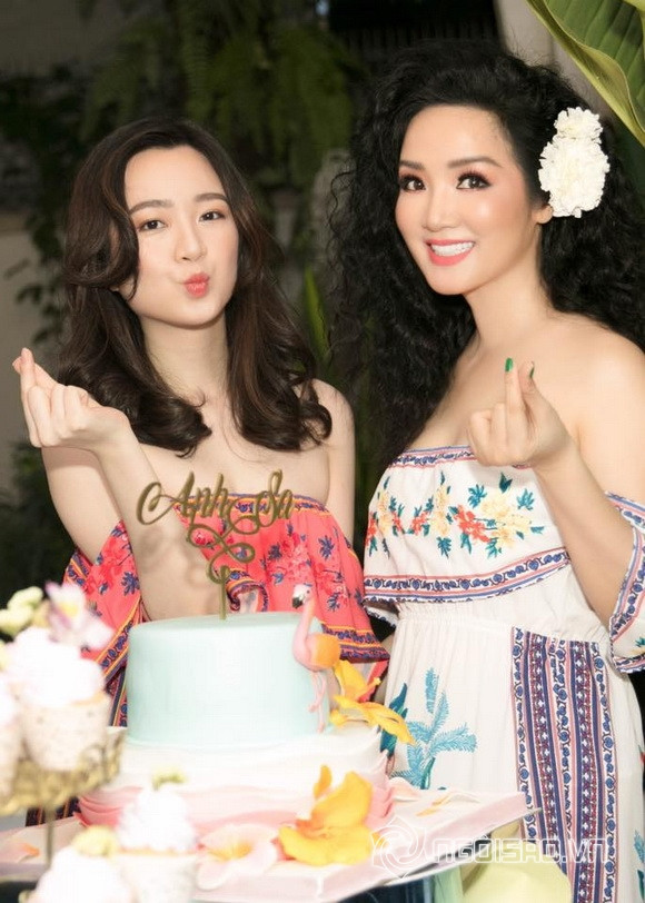 Và 3 năm sau, ở tiệc sinh nhật lần thứ 24 - Anh Sa tiếp tục là tâm điểm chú ý khi có rất nhiều nghệ sĩ showbiz tới dự. Người mẹ Hoa hậu đã dành những lời yêu thương chân thành nhất gửi tới cô con gái của mình. "Cảm ơn thượng đế đã mang con đến với mẹ. Ngày con chào đời cho đến sinh nhật tuổi 24. Mẹ chưa bao giờ phải buồn vì con. Con đến với thế giới này để mang lại niềm vui và hạnh phúc cho gia đình. Cả nhà yêu con lắm. Happy birthday con gái yêu!" - Giáng My viết.