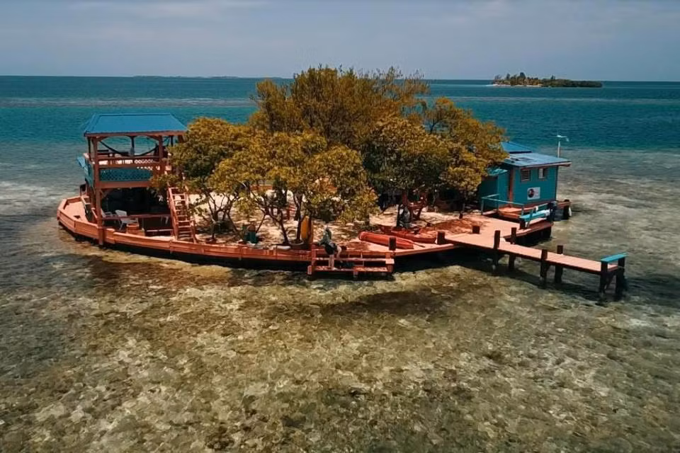 Hòn đảo này là nơi kinh doanh dịch vụ du lịch và có thể cung cấp nơi ăn ở cho… 6 người.