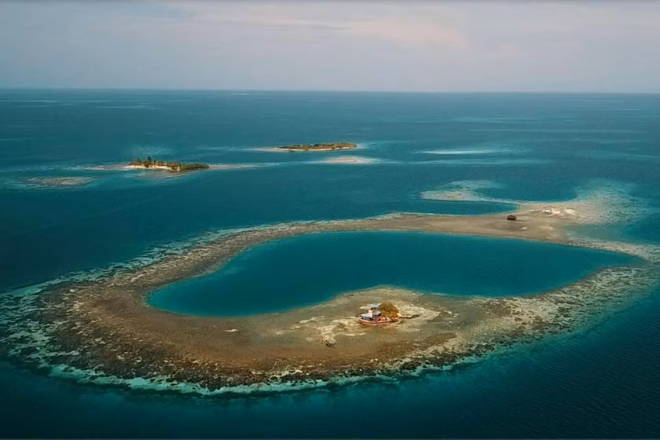Đảo Bird ở Placencia, Belize với vị trí độc đáo. Giữa đảo là một ngôi nhà độc lập nằm trơ trọi.