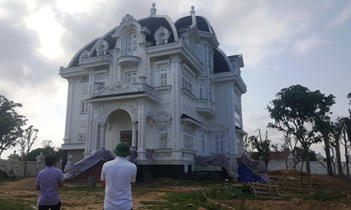 Căn biệt thự khủng giữa làng quê thuần nông xã Mai Phụ (huyện Lộc Hà).