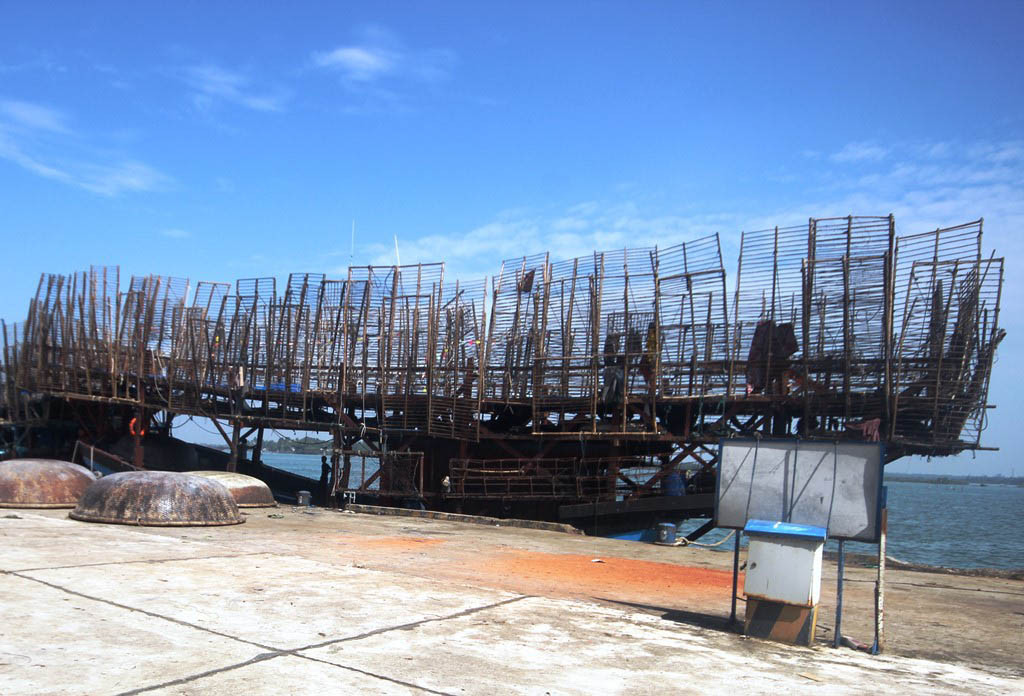 Tàu đánh bắt với giàn phơi mực khổng lồ ở Tam Giang.