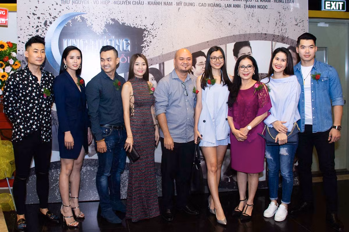 Đoàn phim Cung đường tội lỗi giao lưu với báo chí.