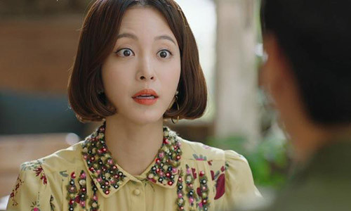 Bỏ qua tất cả những đối tượng lí tưởng ấy, anh lại quyết định tán tỉnh, tìm cách chinh phục và ngỏ lời cầu hôn với tôi. (Ảnh minh họa)