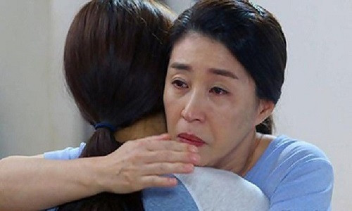 Mẹ chồng đứng về phía tôi và âm thầm làm hành động này khiến anh câm nín. (Ảnh minh họa)