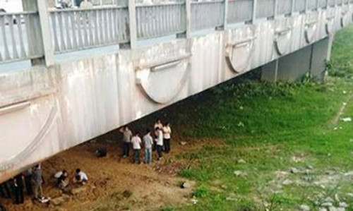 Sau khi vớt lên, thi thể nam thanh niên được khám nghiệm dưới chân cầu Dã Viên.
