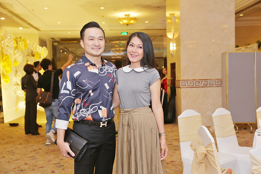 Diễn viên Đinh Y Nhung - vợ của đạo diễn Lưu Huỳnh - sánh bước bên Chi Bảo. Cả 2 từng đóng phim của Lê Minh, trong đó Chi Bảo từng gặp tai nạn trên phim trường và phải nhập viện điều trị một thời gian.