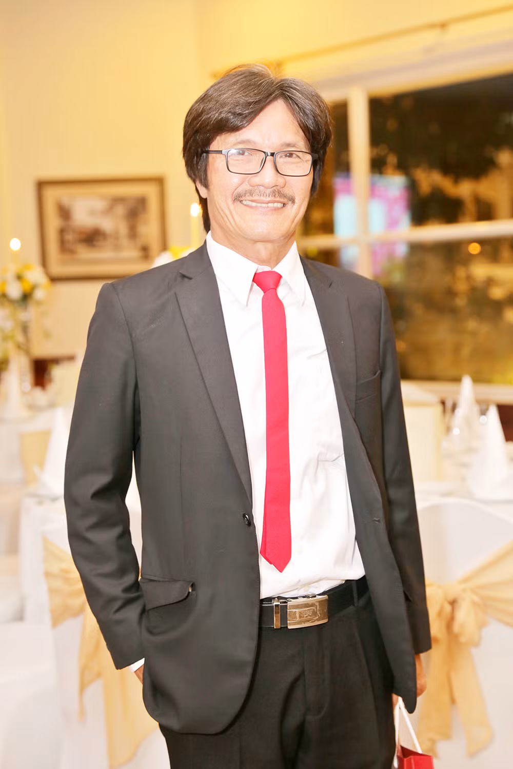 NSƯT Công Ninh cũng đến chúc mừng học trò. Anh không đưa vợ con theo cùng.