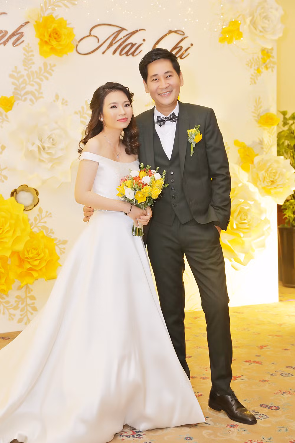 Đám cưới của đạo diễn Lê Minh diễn ra tại một khách sạng hạng sang của TP. HCM vào tối 2.12. Anh là đạo diễn của nhiều phim: Dốc sương mù, Lạc mất linh hồn, Bí mật chôn vùi, Nơi chốn ta quay về, Ảo vọng, Giá của nụ cười, Vực thẳm vô hình, Hận thù hóa giải... Vợ của anh tên là Trần Mai Chi, từng du học tại Mỹ, hiện tại làm trưởng phòng nhân sự cho một công ty bất động sản ở TP. HCM. Đạo diễn hạnh phúc khi tìm thấy một nửa và họ nên duyên chồng vợ chỉ sau một thời gian ngắn tìm hiểu.