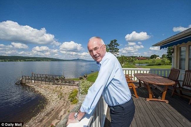 Dinh thự nằm bên cạnh một hồ nước tuyệt đẹp và thoáng mát, giữa rừng cây xanh mát mắt.