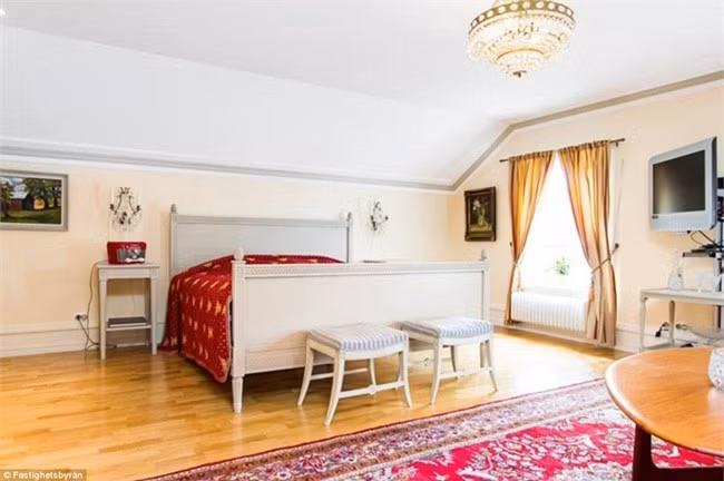 Một trong những phòng ngủ trong dinh thự.