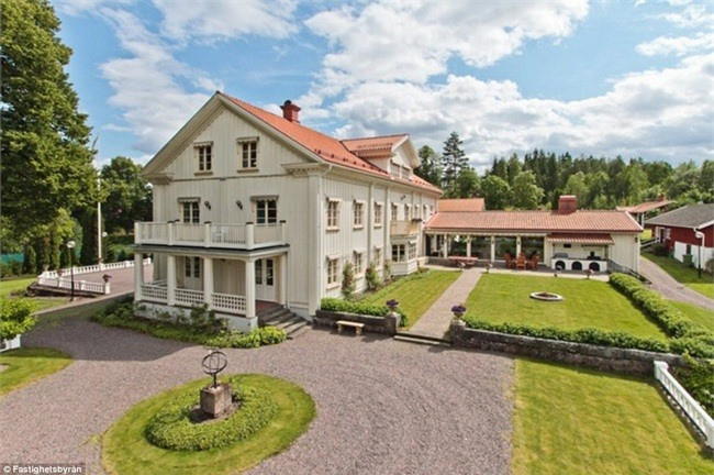 Trong bài viết đó, vị HLV này cho biết, hiện tại anh trai của ông đang sống ở căn nhà này. Dinh thự có 12 phòng với 6 phòng ngủ, có bến thuyền riêng và nằm trên mảnh đất rộng hơn 6ha.