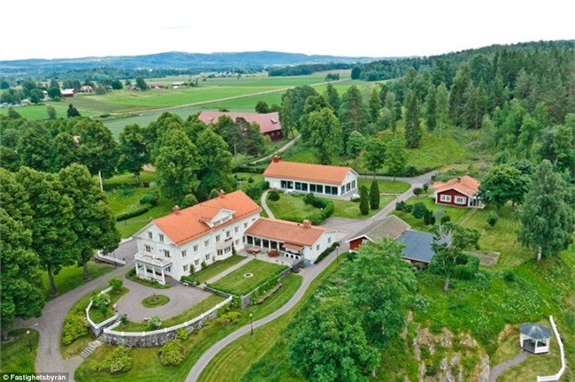 Trong bài viết đăng tải tháng 6/2018, tờ Telegraph vẫn chụp hình ảnh của ông tại dinh thư này.