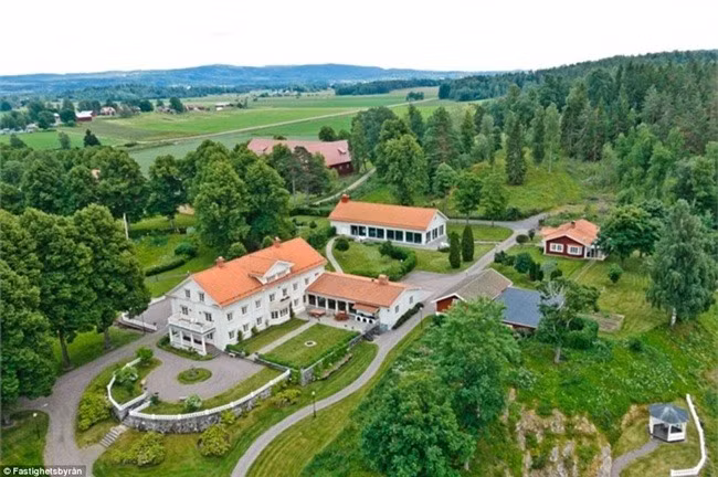 Trong bài viết đăng tải tháng 6/2018, tờ Telegraph vẫn chụp hình ảnh của ông tại dinh thư này.