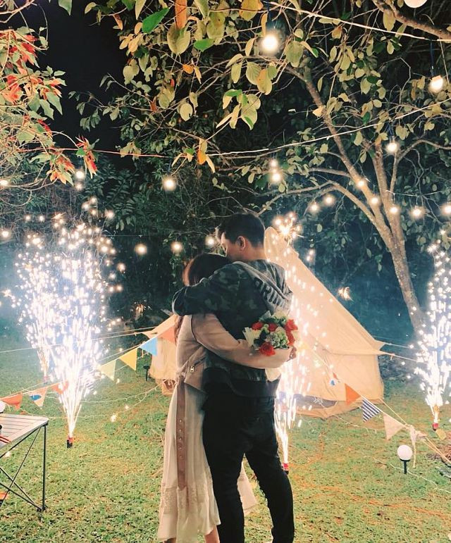 "Lần 1: cầu hôn tại nhà hàng cao nhất Sài Gòn – miệng run giựt giựt – ánh mắt long lanh nói : ” em làm chồng anh nha “ Lần 2: cầu hôn tại Dallas- The Fuji , ánh mắt long lanh hơn – tim đập muốn lọt ra ngoài anh ấy nói : ” em lấy anh làm vợ nha “ Cầu hôn 2 lần vẫn nói lộn……….. Rốt cuộc là tui đã có vợ chứ không hề lấy chồng nha hôn . Số phận đã an bài” – MiA chia sẻ dòng trạng thái lầy lội cùng ông xã của mình. Chia sẻ của MiA khiến cư dân mạng phải bật cười về màn cầu hôn "có một không hai" của cặp đôi.