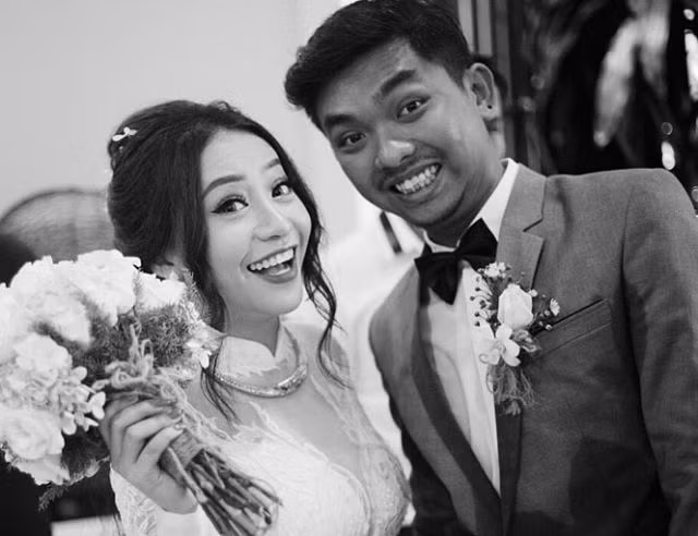 Hôm 25/11 vừa qua, ca sĩ MiA tổ chức lễ đám hỏi bí mật chỉ có sự góp mặt của bạn bè thân thiết. Được biết, vị hôn phu của cô tên Triệu Vương, là bạn chung của nhóm nhạc 365 nhiều năm nay. Trước khi quyết định tiến tới hôn nhân, cả hai đã có quãng thời gian dài tìm hiểu, dù Triệu Vương nhỏ tuổi hơn MiA nhưng không phải là rào cản ảnh hưởng tới tình cảm của cặp đôi. Tuy nhiên, đến hiện tại, kế hoạch về đám cưới vẫn chưa được phía MiA tiết lộ với khán giả.