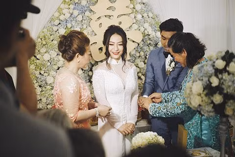 Vốn là nữ ca sĩ có đời sống riêng tư khá kín tiếng nên khi thông tin ca sĩ MiA chuẩn bị lên xe hoa đã làm khán giả vô cùng bất ngờ. Chỉ đến khi bị khán giả phát hiện ra ảnh đính hôn cùng bạn trai tại nhà riêng thì nữ ca sĩ mới chịu thừa nhận cùng fan hâm mộ. Trên trang cá nhân cô từng viết: "Việc Mia lấy chồng có nằm trong kế hoạch sẵn trước lâu rồi. Bản thân mình cũng nghĩ chắc mọi người cũng không quá bất ngờ nhưng mọi việc ngược lại với suy nghĩ Mia. Quá nhiều tin nhắn cuộc gọi hỏi thăm vì mọi người không thể tin được là 1 cô gái có tâm hồn vui nhộn như Mia lại chịu tiến tới hôn nhân sớm vậy. Thôi thì để từ từ Mia bật mí sau nha, chỉ biết cảm ơn tất cả mọi người đã quan tâm và chúc mừng".