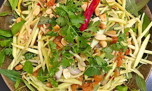 Nộm xoài trộn tôm khô là món nộm ngon, hấp dẫn và giúp chống ngán hiệu quả (Ảnh minh họa).