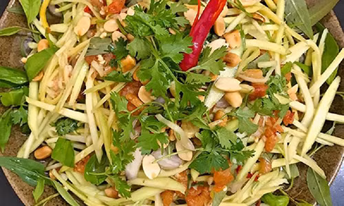 Nộm xoài trộn tôm khô là món nộm ngon, hấp dẫn và giúp chống ngán hiệu quả (Ảnh minh họa).