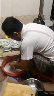 Ông bố cặm cụi rửa bát.