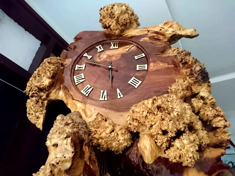 Mặt đồng hồ được thiết kế chữ số la mã.