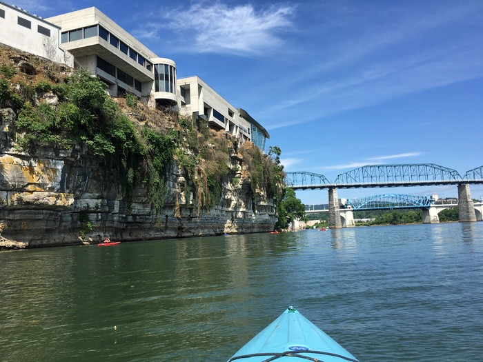 Chattanooga, Tenn Chattanooga xứng đáng là một sự lựa chọn hoàn hảo dành cho các tín đồ du lịch bụi. Đây là thành phố với đường phố rực rỡ, đầy màu sắc khi đêm xuống. Ngoài ra, bạn sẽ được ở những khu ký túc xá sạch sẽ, tiện nghi với giá cả rất bình dân. Nếu bạn yêu thích du lịch mạo hiểm, hãy chọn đi thuyền kayak trên sông Tennessee thậm chí chơi tàu lượn (với mức giá bình dân) trên ranh giới tiểu bang Georgia về phía Tây Nam của thành phố.
