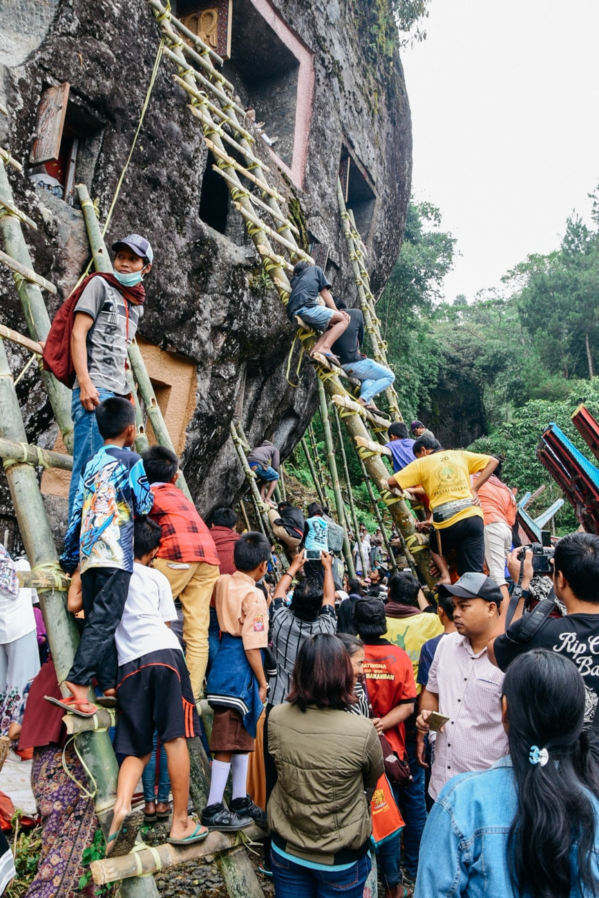 Nghi lễ Ma’nene khởi nguồn từ ngôi làng Baruppu từ hơn một thế kỷ trước. Theo truyền thuyết của người Toraja, thợ săn tên Pong Rumasek đã tìm thấy một xác chết bị mục rữa trong rừng. Anh này đã lau chùi và tắm rửa sạch sẽ cho xác chết đó và lấy quần áo của mình phủ lên trước khi đem đi chôn cất. Kể từ đó, Pong Rumasek luôn gặp may mắn và trở nên giàu có.
