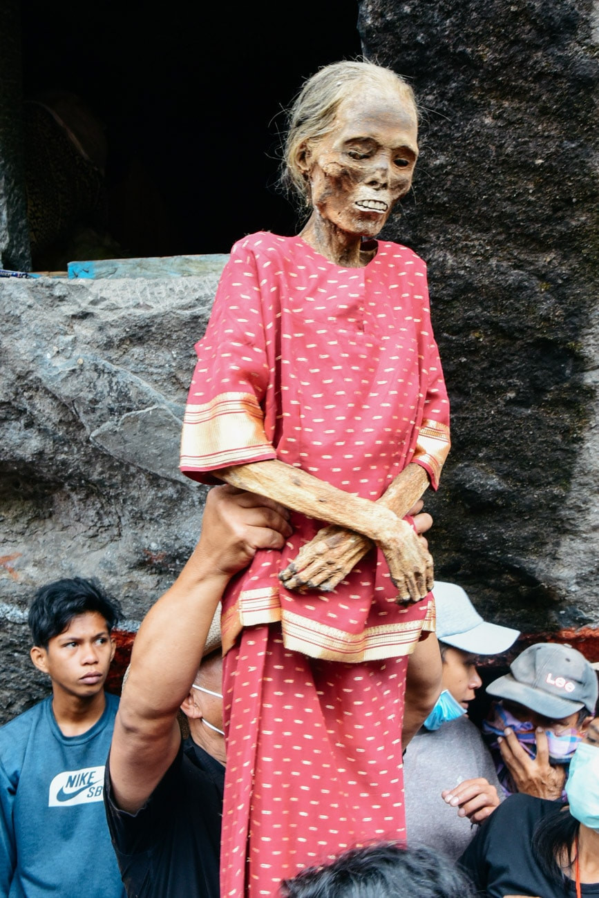 Người nhà đã hoàn tất nghi lễ, người phụ nữ được thay bộ trang phục mới. Cứ 3 năm một lần, người trong bộ tộc Toraja sẽ tổ chức nghi lễ Ma’nene. Họ tin rằng các linh hồn sẽ phù hộ cho họ giàu sang phú quý nếu chăm sóc các xác chết của những người đã khuất.