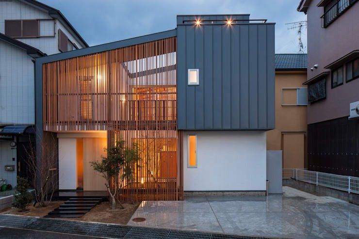 6. Bắt mắt với hệ lam gỗ Lam là hình thức kiến trúc vừa che chắn, lai còn làm đẹp cho mặt đứng của ngôi nhà. Thiết kế nhà đẹp ở đây sử dụng hệ lam gỗ với các thanh mô-đun lớn nhỏ khác nhau. Sản phẩm bền với thời gian, hình thức mẫu mã đẹp thể hiện được sự sang trọng và đẳng cấp của gia chủ.