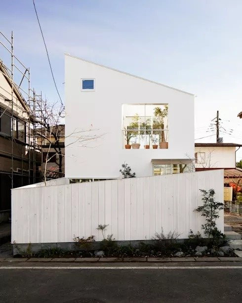 5. Màu trắng tinh tế Thiết kế nhà đẹp mặt đứng ở đây không hề cầu kì mà rất tinh tế, chỉ sử dụng màu sơn trắng và những đường nét kiến trúc đơn giản nhưng lại rất hiệu quả. Từ ngoài mặt đứng có thể nhìn thấy được một phần không gian bên trong, chính là khoảng sân thượng bố trí một vườn cây nhỏ xinh bắt mắt. Đây là một thiết kế nhà ở do các kiến trúc sư Nhật Bản thực hiện.