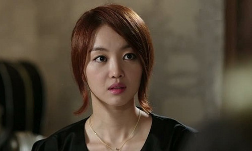 Vo bat luc truoc thoi trang hoa an vao mau cua chong