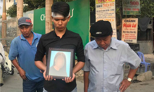 Gia đình đem ảnh chị Hà tới nhìn ngôi nhà lần cuối.