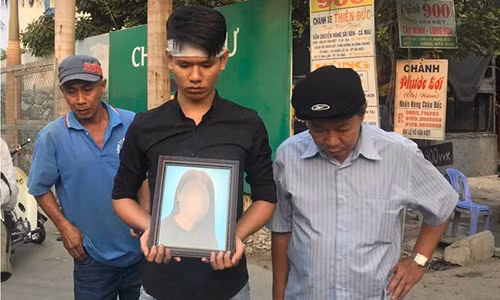 Gia đình đem ảnh chị Hà tới nhìn ngôi nhà lần cuối.