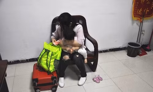 Người mẹ xấu hổ sau khi gặp lại con gái. (Nguồn: chinanews.com)