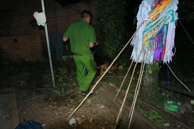 Cơ quan chức năng khám xét nhà nghi can.