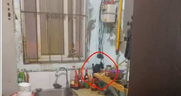 Lỗ trên tường nhà bếp, nơi chủ nhà nghỉ bị bắt quả tang nhìn trộm sang phòng tắm