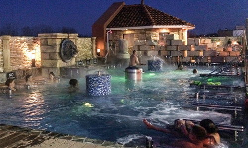 Các cặp đôi quan hệ tình dục ở nhiều nơi trong spa.