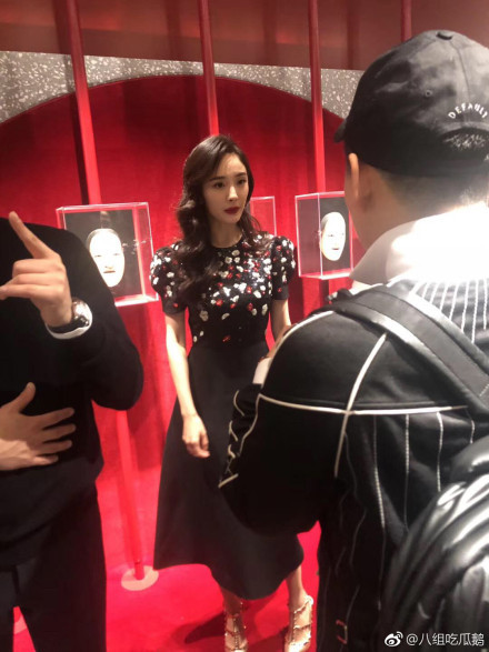 Năm 2018 là 1 năm có nhiều biến động của Dương Mịch. Trong khi 2 bộ phim là “Phù Dao” và “Bảo Bối” giúp cô nhận được nhiều sự chú ý thì scandal quỵt tiền từ thiện lại khiến Dương Mịch bị ảnh hưởng không nhỏ về mặt danh tiếng. Bên cạnh đó, cô cũng tiếp tục vướng nghi vấn rạn nứt hôn nhân với Lưu Khải Uy khi 2 người không hề ngó ngàng đến nhau vào dịp sinh nhật.