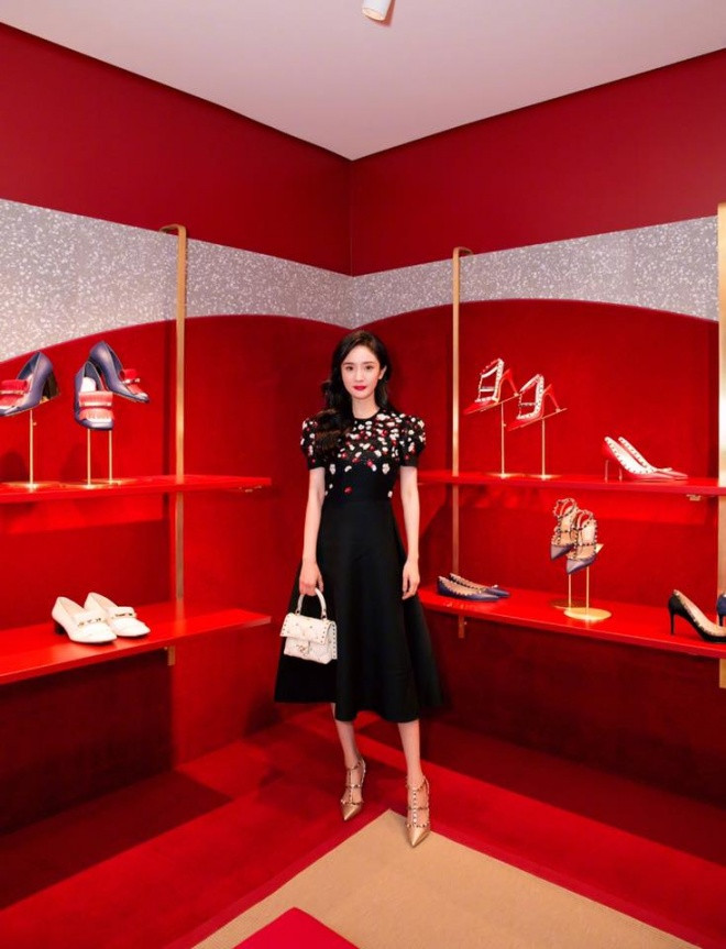 Dương Mịch còn sử dụng phụ kiện túi xách tay sáng màu và giày cao hót để tôn dáng. Mặc dù trông rất tươi tắn trước ống kính máy ảnh nhưng có thể thấy bà mẹ 1 con này lộ rõ thân hình gầy mảnh khảnh. Ảnh chụp thật chưa qua photoshop của Dương Mịch khiến nhiều người không khỏi lo lắng bởi trông cô không khác 1 bộ xương di động.