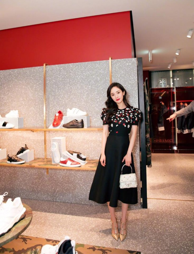 Dương Mịch tự tin khoe thân hình gầy gò khi tham dự sự kiện tại Nhật Bản.