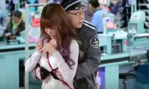 Loi dung go toc roi, nhan vien don ve sinh xam hai be gai di boi